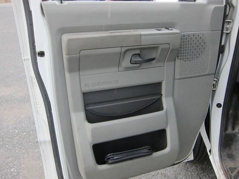 Used 2010 Ford E-250 and Econoline 250 RWD image 9