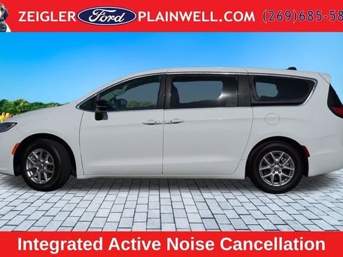 Used 2024 Chrysler Pacifica Touring-L FWD image 2