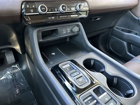Used 2025 Honda Pilot Elite image 18