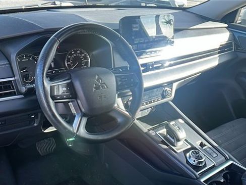 Used 2024 Mitsubishi Outlander SE image 16