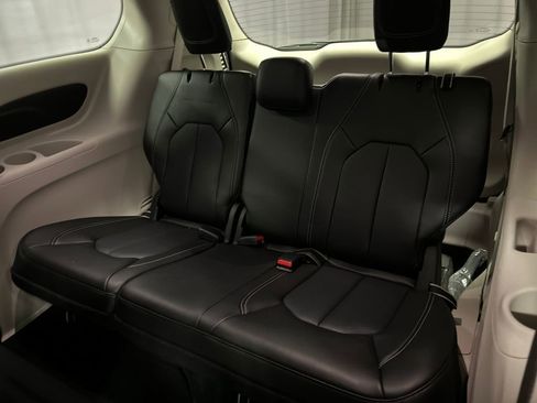 Used 2024 Chrysler Pacifica Select image 24