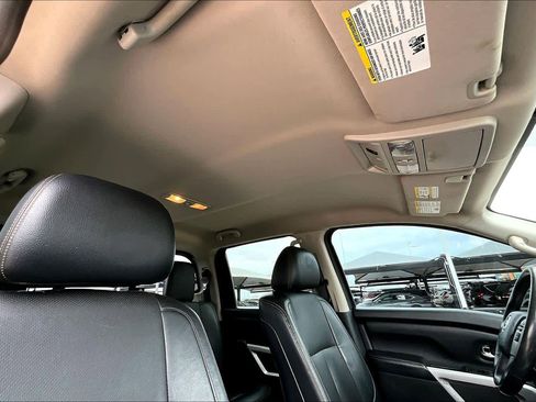 Used 2017 Nissan Titan SL image 12