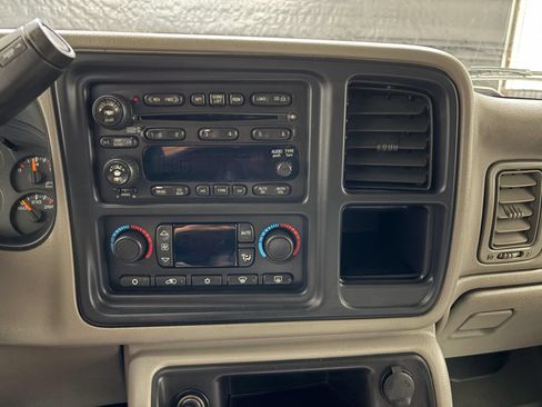 Used 2006 Chevrolet Silverado 2500 LT w/ Heavy-Duty Power Package AWD/4WD image 12