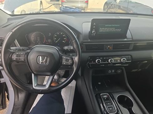 Used 2023 Honda Pilot Touring image 6