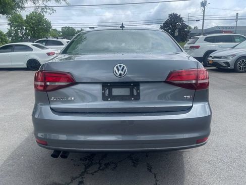 Used 2017 Volkswagen Jetta SE FWD image 4