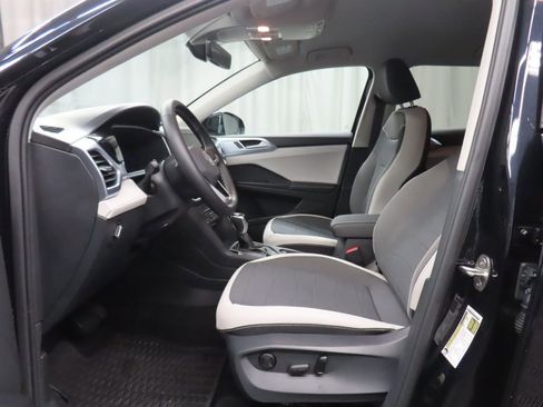 Used 2025 Volkswagen Taos SE AWD/4WD image 12