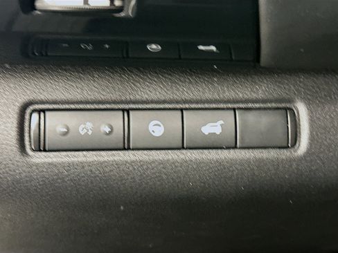 Used 2025 Nissan Pathfinder SV image 17