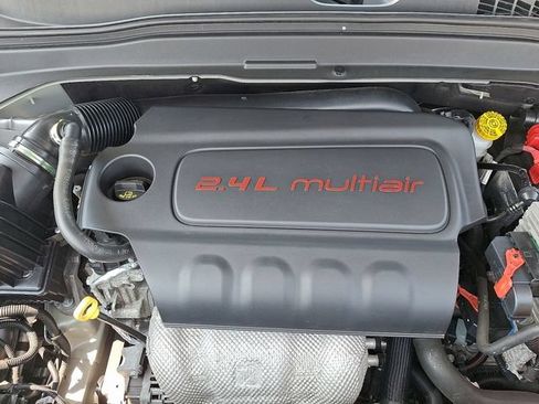 Used 2018 Jeep Renegade Latitude AWD/4WD image 27