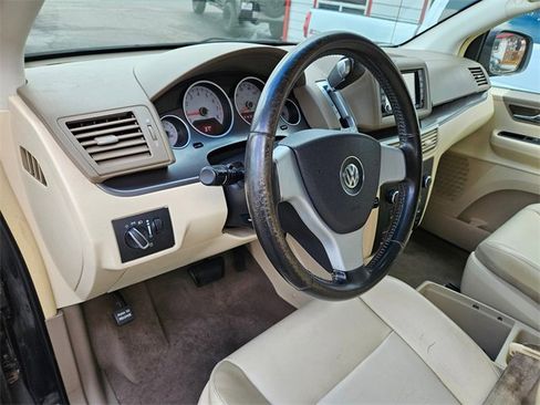 Used 2010 Volkswagen Routan SE image 15