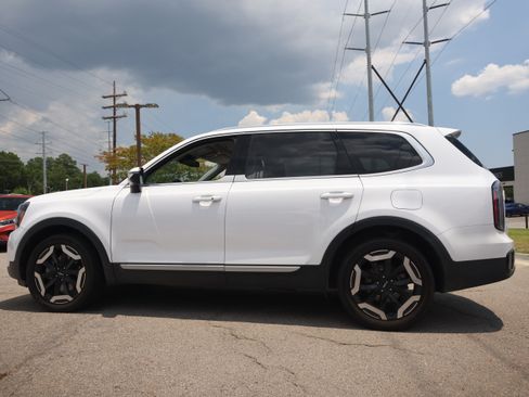 Used 2024 Kia Telluride EX w/ EX Captain's Chair Package AWD/4WD image 2