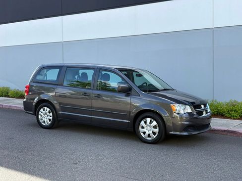 Used 2016 Dodge Grand Caravan American Value Package w/ UConnect Hands-Free Group FWD image 7