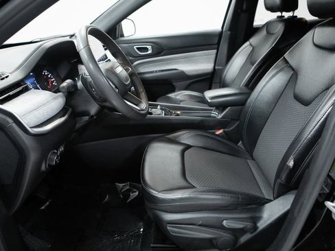 Used 2023 Jeep Compass Latitude image 16