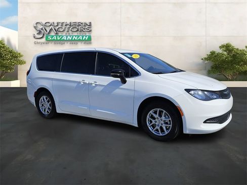 Used 2025 Chrysler Voyager LX FWD image 7