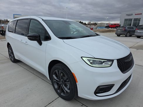 New 2026 Chrysler Pacifica Select image 3