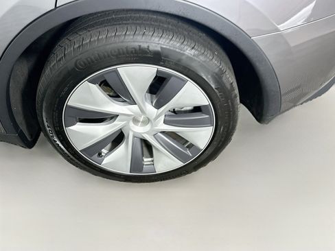 Used 2024 Tesla Model Y Long Range AWD/4WD image 11