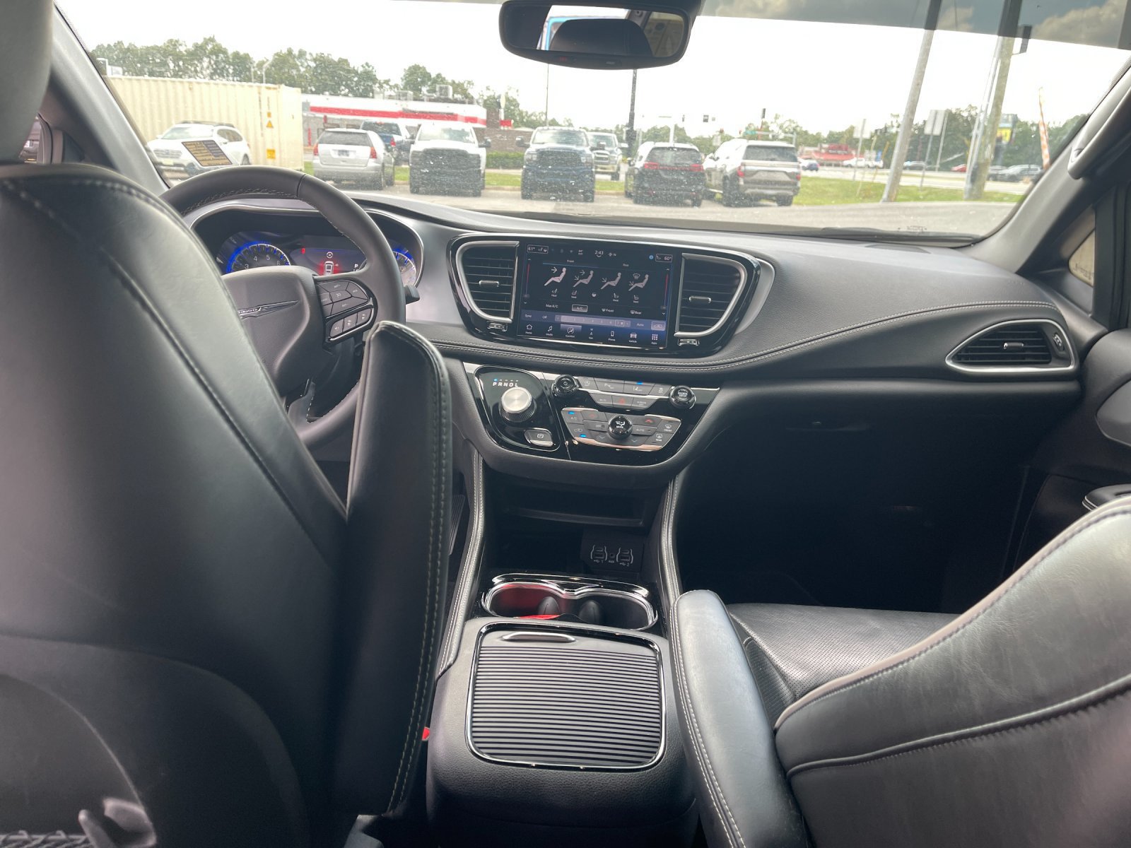 Used 2025 Chrysler Pacifica Limited FWD image 15