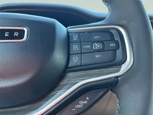 Used 2023 Jeep Wagoneer Series III w/ Preferred Equipment Group image 17