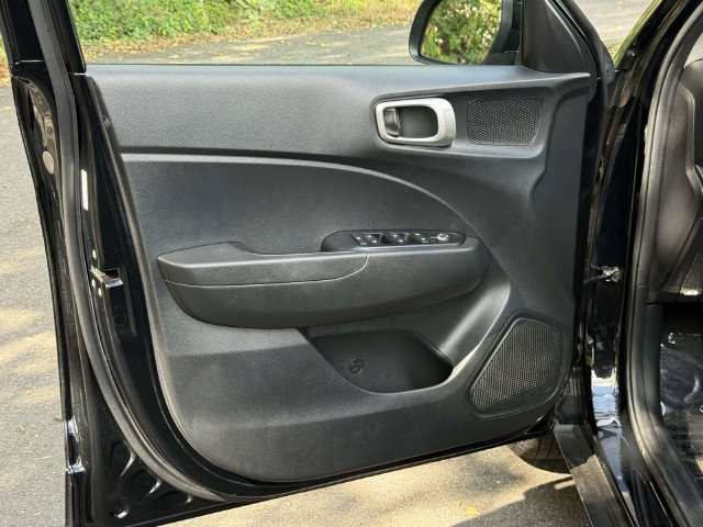 Used 2023 Hyundai Venue SE w/ Cargo Package FWD image 8