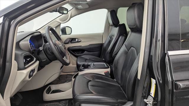Used 2023 Chrysler Pacifica Touring-L FWD image 14