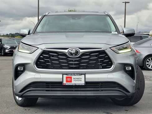 Used 2023 Toyota Highlander Limited image 2