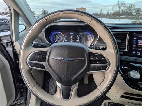 Certified 2019 Chrysler Pacifica Limited image 18