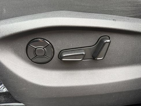 Used 2026 Volkswagen Tiguan SE AWD/4WD image 18