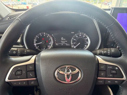 Used 2023 Toyota Highlander XLE AWD/4WD image 11