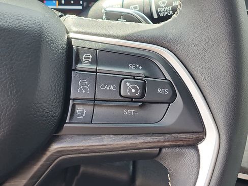 Used 2023 Jeep Grand Cherokee L Limited AWD/4WD image 22