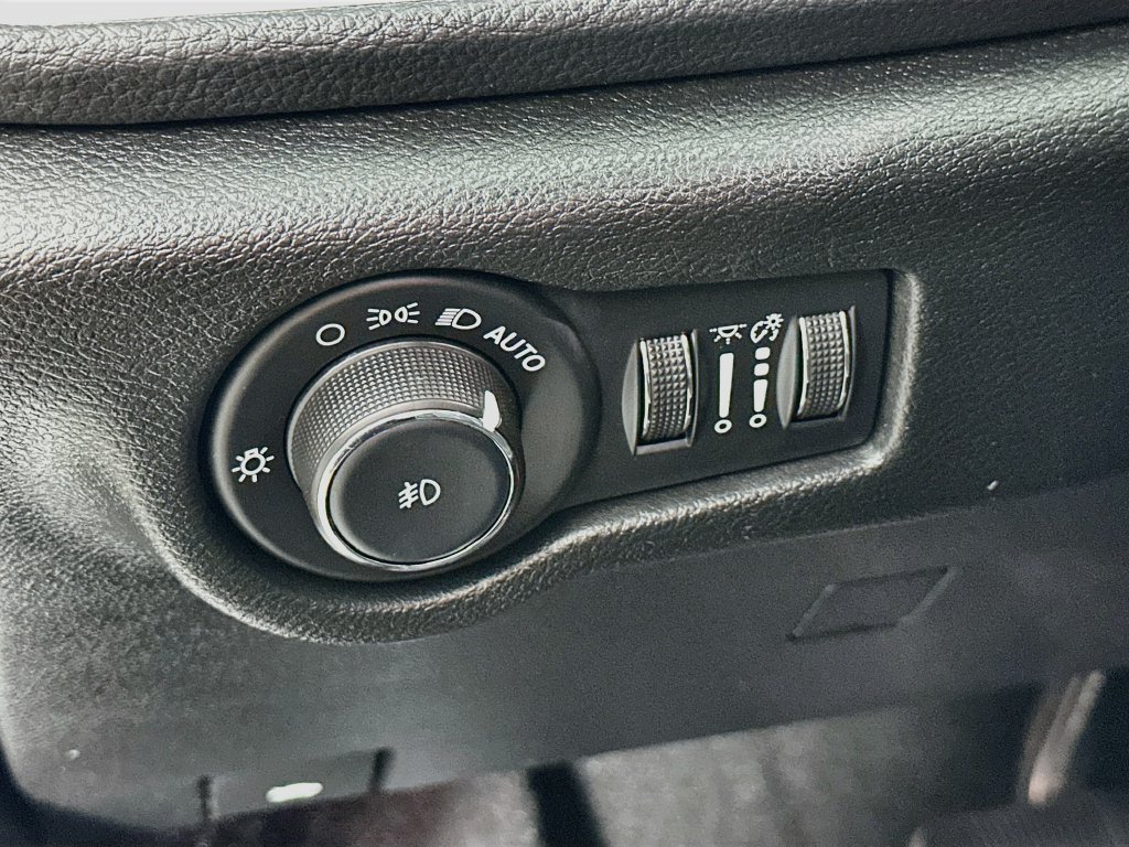 Certified 2025 Chrysler Pacifica Limited FWD image 17