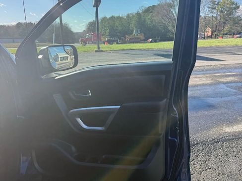 Used 2017 Nissan Titan SV image 27