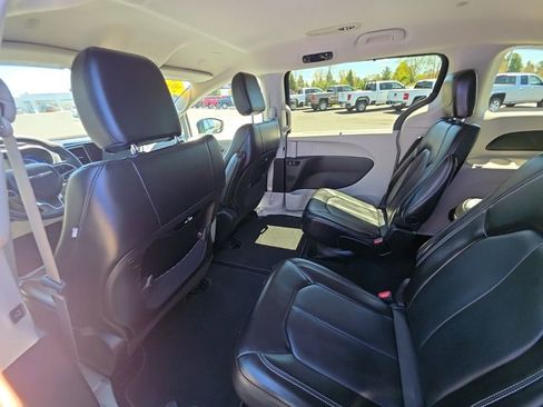 Used 2023 Chrysler Pacifica Touring-L FWD image 13