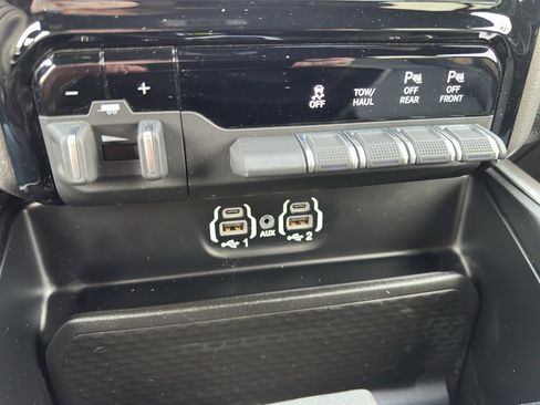 Used 2024 RAM 2500 Big Horn w/ Night Edition image 17