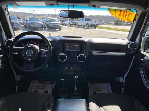 Used 2017 Jeep Wrangler Unlimited Sahara w/ Connectivity Group AWD/4WD image 16