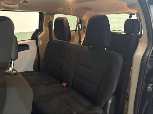 Used 2019 Dodge Grand Caravan SE w/ UConnect Hands-Free Group image 30