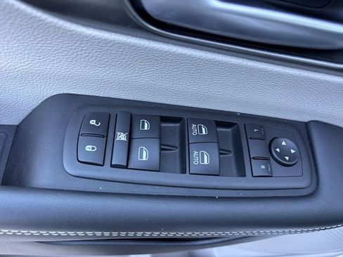 Used 2024 Chrysler Pacifica Touring-L image 25