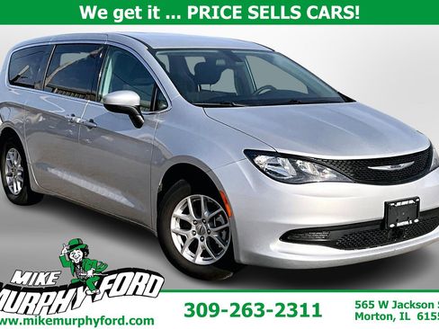 Used 2022 Chrysler Voyager LX image 1