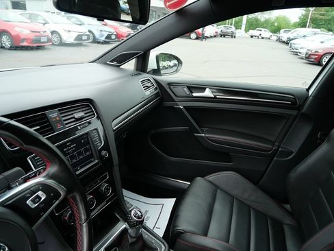 Used 2017 Volkswagen GTI SE FWD image 13