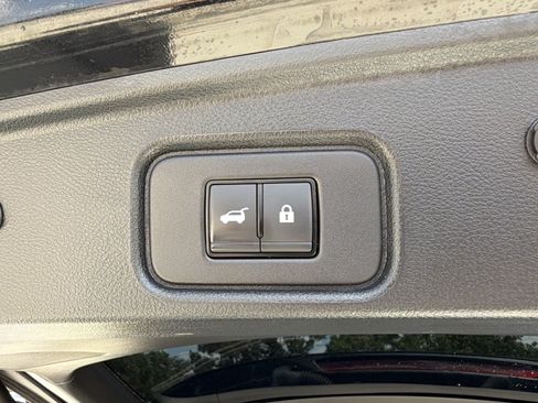 Used 2024 Nissan Pathfinder SL w/ SL Premium Package FWD image 8