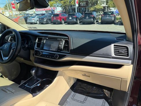 Used 2018 Toyota Highlander XLE AWD/4WD image 16