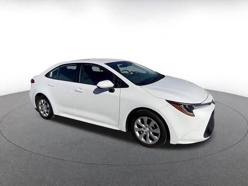 Used 2025 Toyota Corolla LE image 2