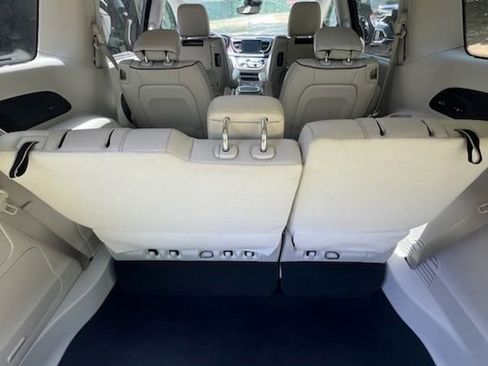 Used 2018 Chrysler Pacifica Limited w/ Tire & Wheel Group FWD image 12
