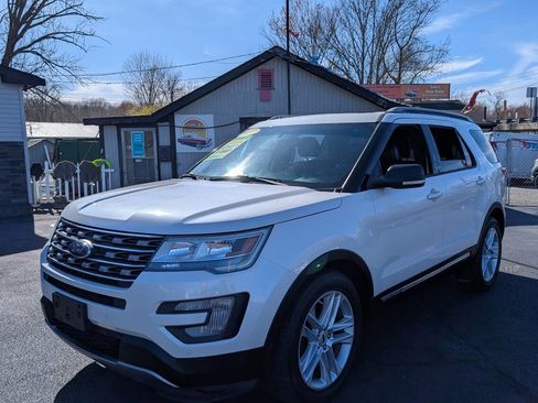 Used 2017 Ford Explorer XLT w/ Equipment Group 202A AWD/4WD image 7