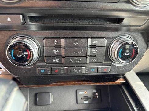 Used 2015 Ford F150 Platinum w/ Equipment Group 701A Luxury AWD/4WD image 31