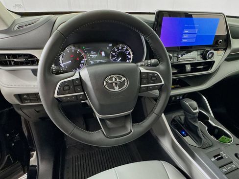Certified 2026 Toyota Highlander XLE AWD/4WD image 11