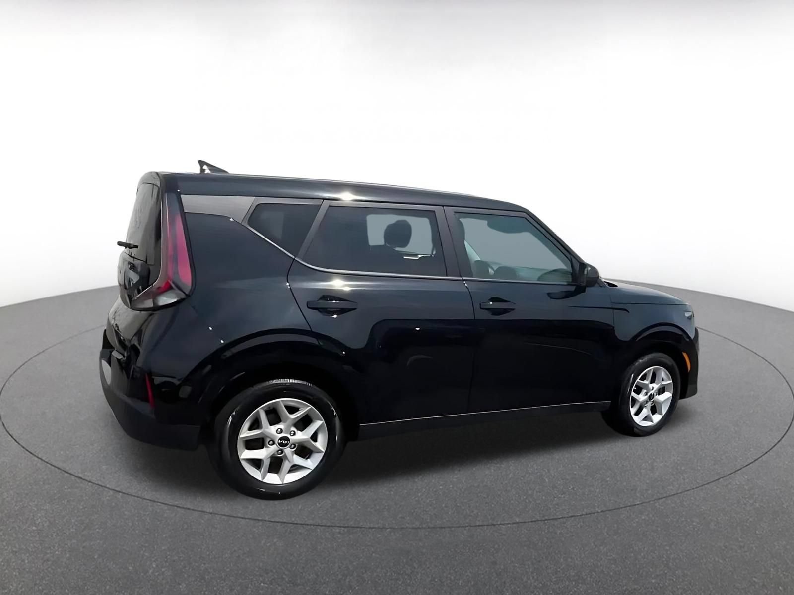 Used 2025 Kia Soul LX w/ LX Technology Package FWD image 14
