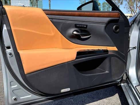 Used 2025 Lexus ES 300h w/ Premium Package FWD image 20