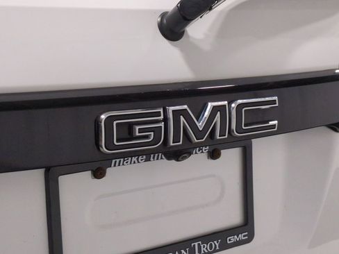 Used 2023 GMC Acadia SLE w/ Driver Convenience Package image 12