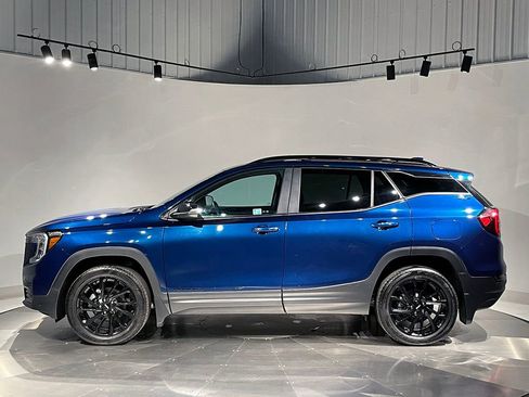 Used 2023 GMC Terrain SLE w/ Driver Convenience Package image 16