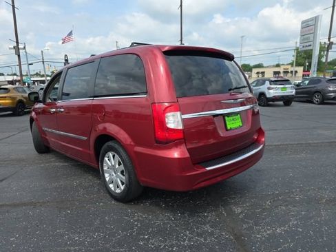 Used 2012 Chrysler Town & Country Touring-L w/ Entertainment Group #2 FWD image 5