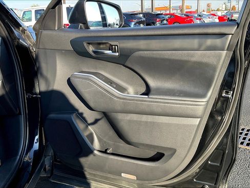 Used 2020 Toyota Highlander XLE image 23
